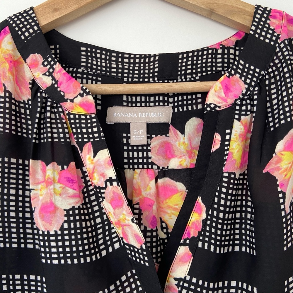 BANANA REPUBLIC BLACK/PINK FLORAL V-NECK SLEEVELESS TOP/BLOUSE, SMALL - Picture 3 of 8